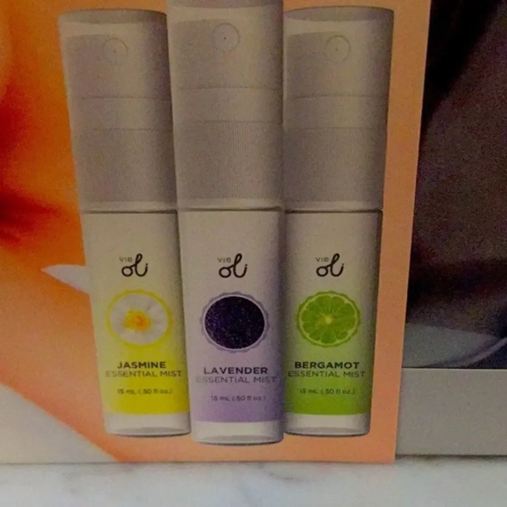 NWT Vie Oli Satin Silver Grey eye mask w/ aromatherapy mists Gift Set New in Box